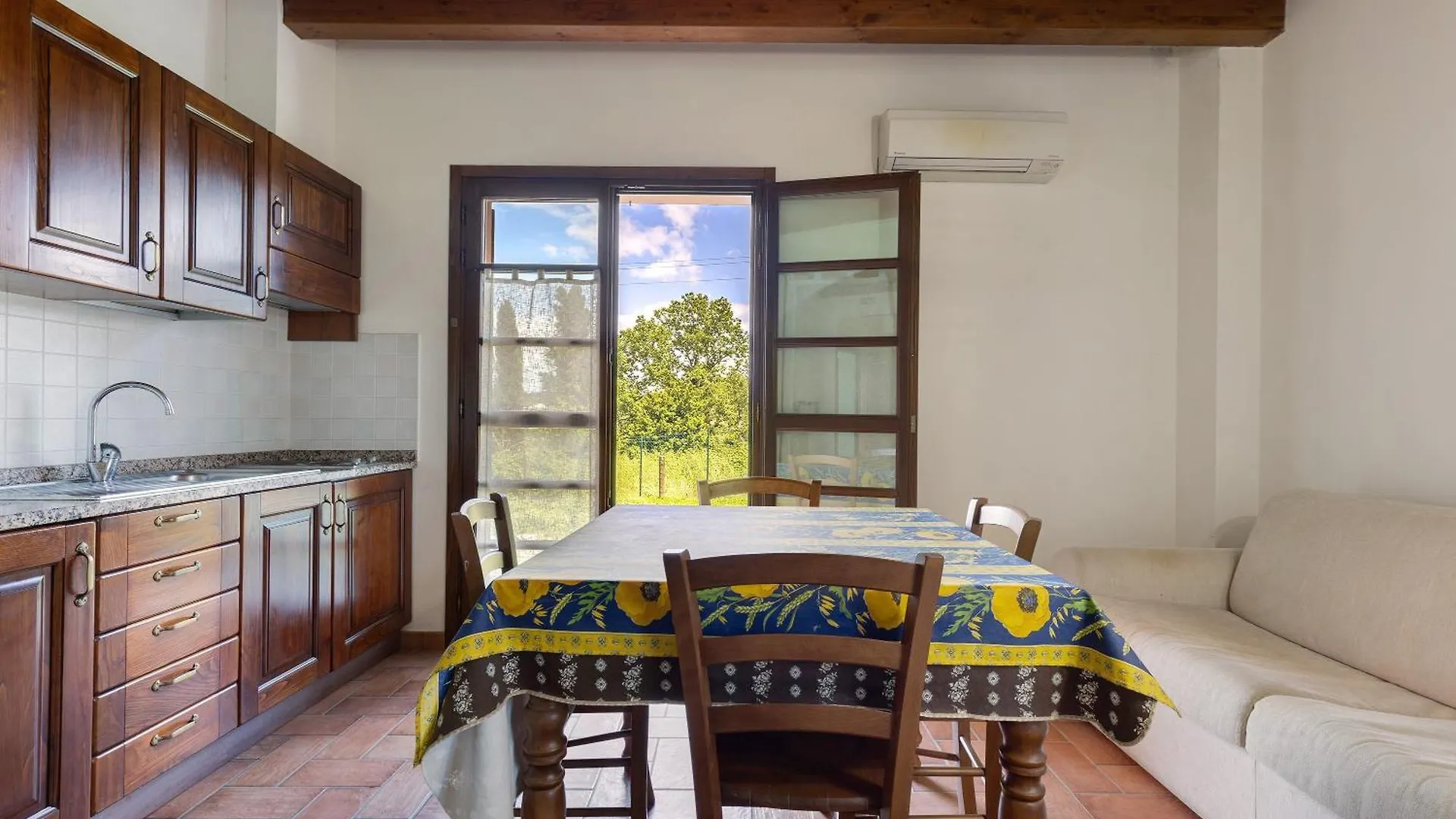 Aparthotel La Bettola Tavern Rooms Restaurant Montopoli in Val dʼArno